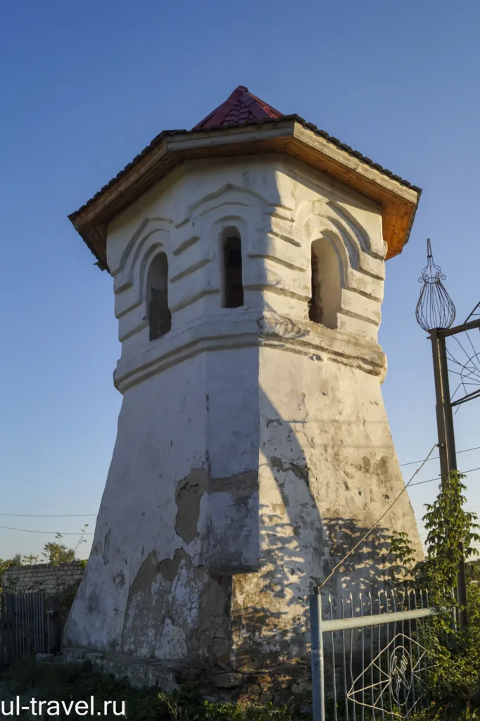 Воротная башня в усадьбе Афанасьевых в селе Скугареевка